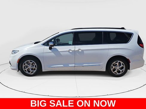 Used 2023 Chrysler Pacifica Limited FWD image 6
