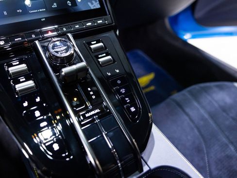 Used 2025 Aston Martin V8 Vantage Coupe image 42