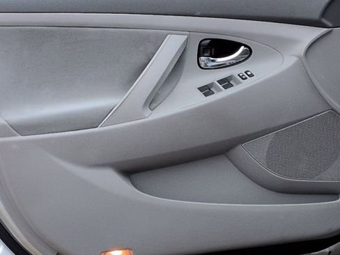 Used 2011 Toyota Camry image 13