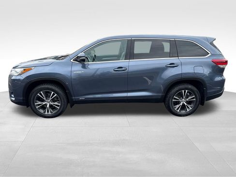 Used 2019 Toyota Highlander LE AWD/4WD image 2