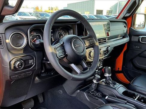 Used 2025 Jeep Gladiator Sport image 14