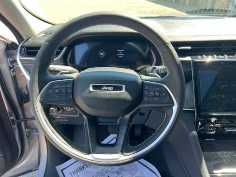 Used 2024 Jeep Grand Cherokee Limited AWD/4WD image 13