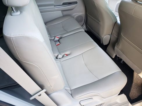 Used 2016 Toyota Prius V image 18