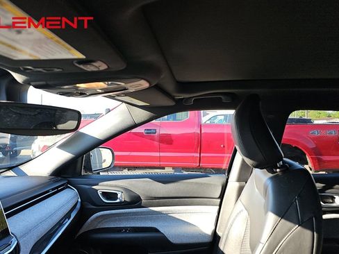 Used 2023 Jeep Compass Latitude w/ Sun and Sound Group AWD/4WD image 13