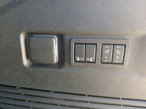 Used 2024 Chevrolet Suburban Z71 w/ Luxury Package AWD/4WD image 28