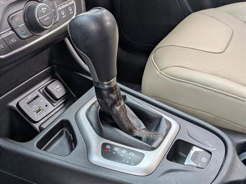 Used 2015 Jeep Cherokee Limited w/ Luxury Group image 12