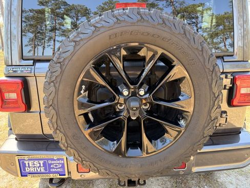 Used 2021 Jeep Wrangler Unlimited Sahara image 5