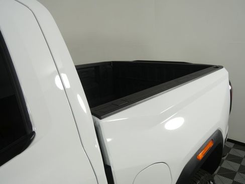 Used 2024 GMC Canyon Denali AWD/4WD image 9