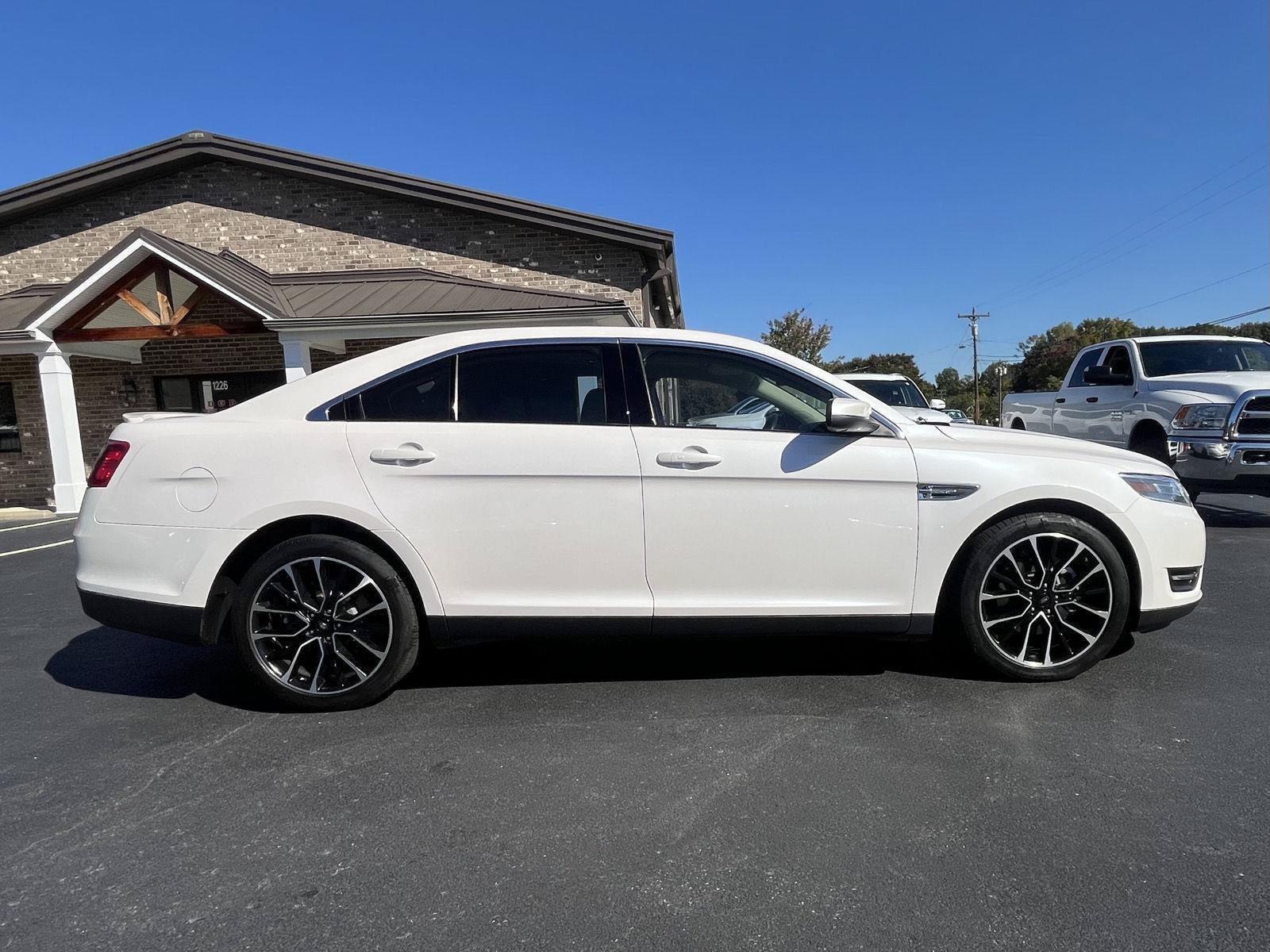 Used 2018 Ford Taurus SEL w/ Equipment Group 201A FWD image 24