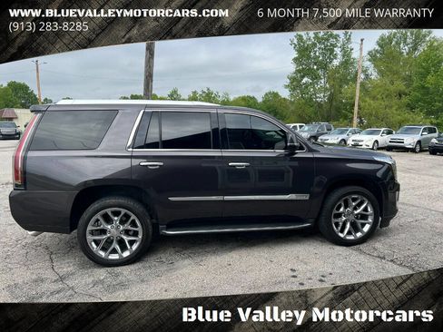 Used 2016 Cadillac Escalade Luxury image 3