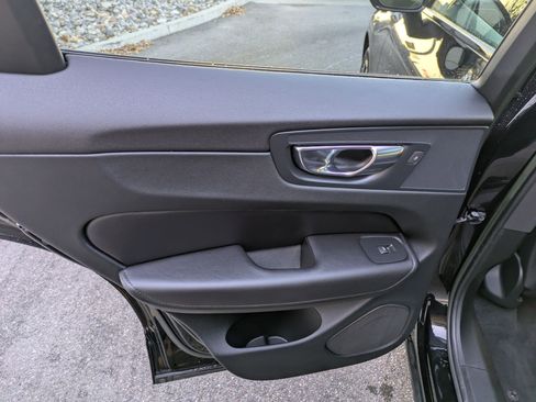 Certified 2023 Volvo XC60 B5 Plus image 29