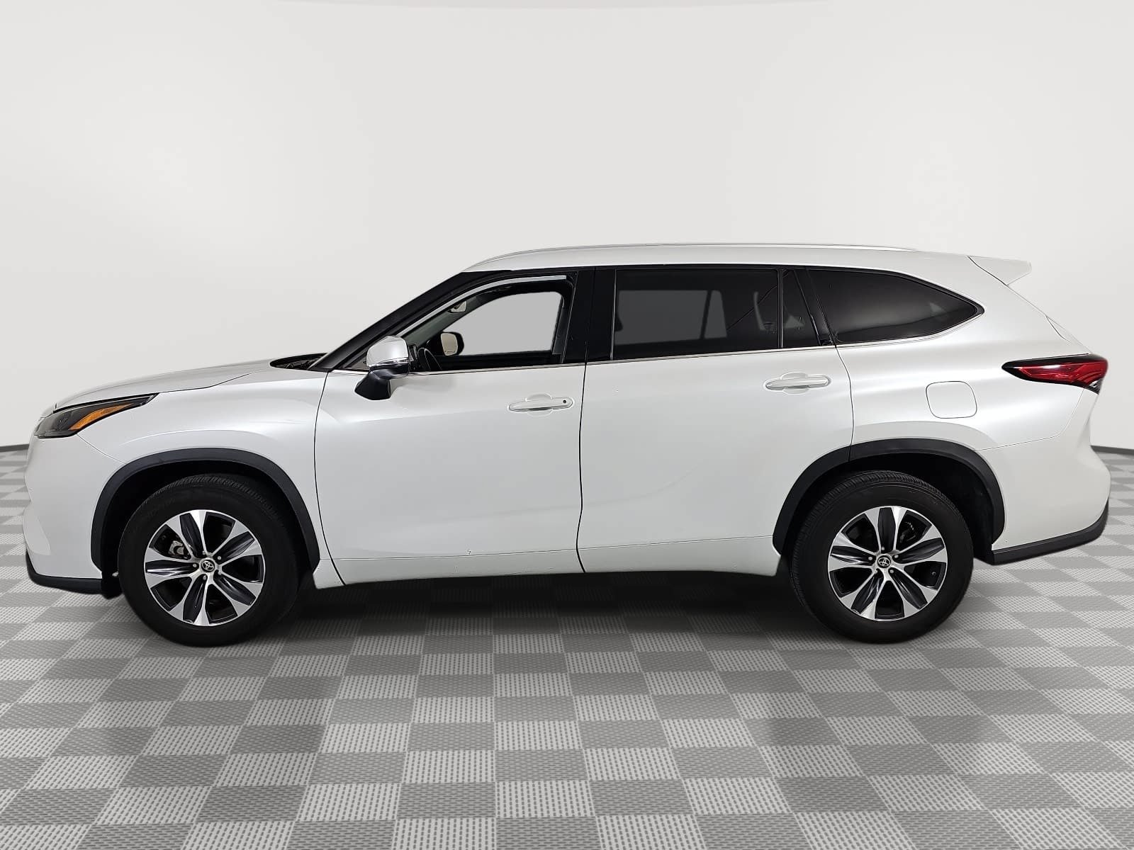 Used 2022 Toyota Highlander XLE FWD image 5