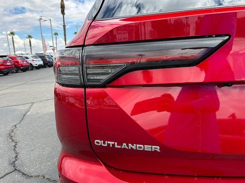 New 2025 Mitsubishi Outlander SE image 12