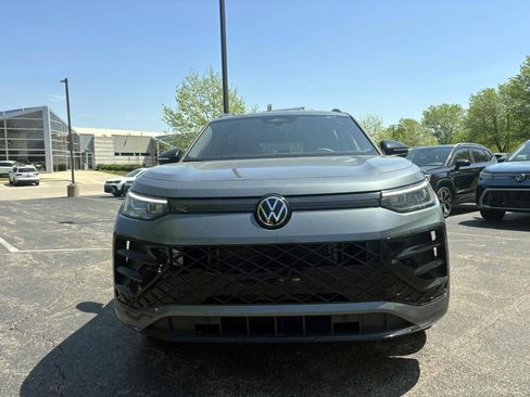 Used 2025 Volkswagen Tiguan SE R-Line image 2