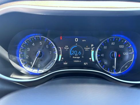 Used 2018 Chrysler Pacifica Touring-L Plus FWD image 15