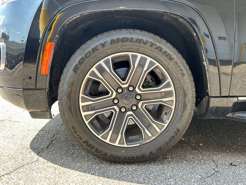 Used 2023 Jeep Wagoneer L Series II RWD image 7