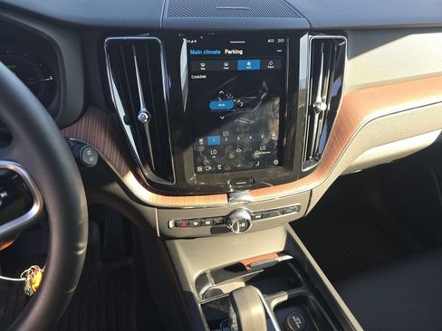 Used 2024 Volvo XC60 T8 Plus w/ Protection Package Premier image 10