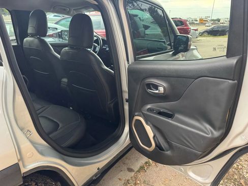 Used 2016 Jeep Renegade Limited FWD image 21