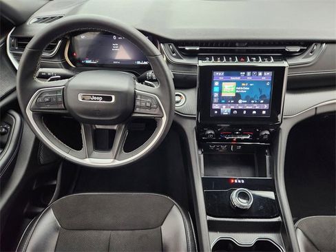 Used 2024 Jeep Grand Cherokee Altitude image 27