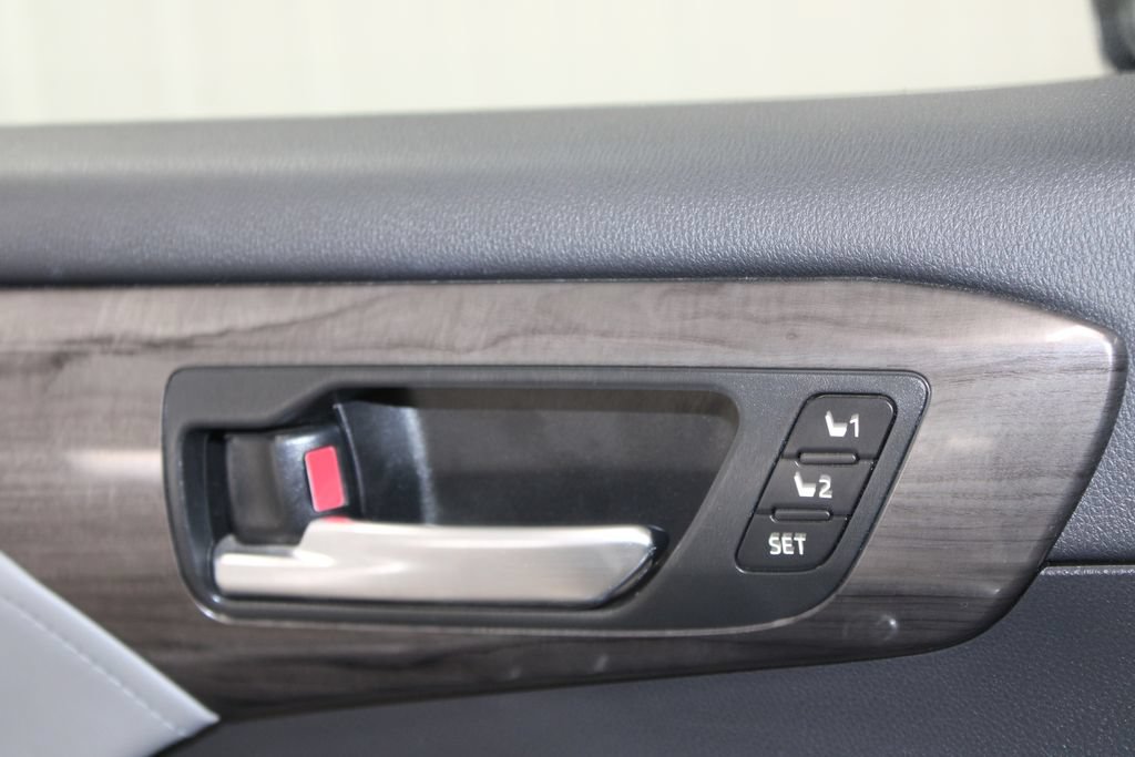 Used 2023 Toyota Highlander Limited FWD image 41