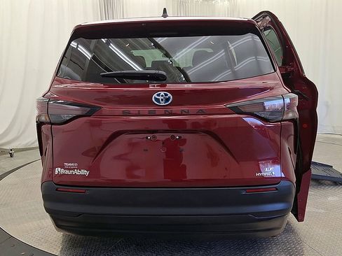 Used 2024 Toyota Sienna LE FWD image 2
