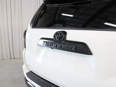 Used 2021 Toyota 4Runner TRD Off-Road Premium w/ Moonroof Package AWD/4WD image 31