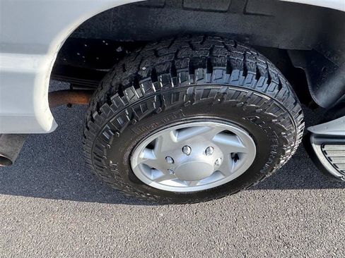 Used 2009 Ford E-350 and Econoline 350 Super Duty Wagon image 30