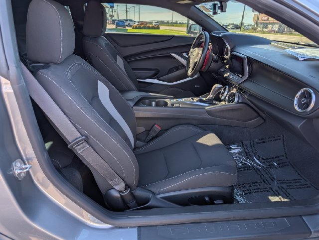Used 2021 Chevrolet Camaro LT w/ Technology Package RWD image 4
