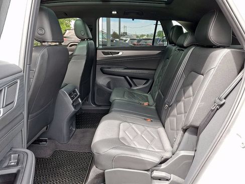 Certified 2024 Volkswagen Atlas Cross Sport SE w/ Panoramic Sunroof Package AWD/4WD image 10