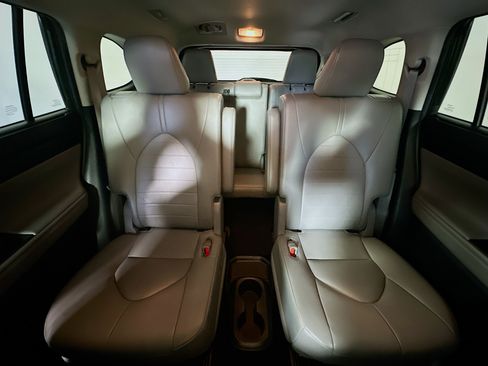 Used 2023 Toyota Highlander XLE FWD image 30