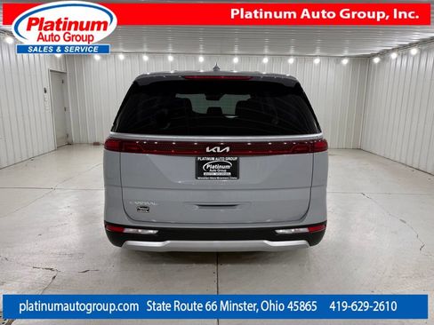 Used 2023 Kia Carnival EX FWD image 4