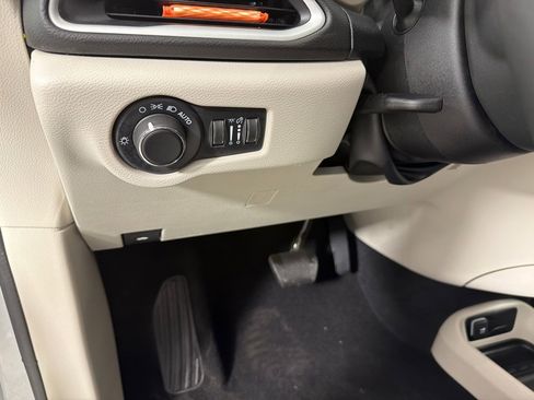 Used 2024 Chrysler Voyager LX image 14