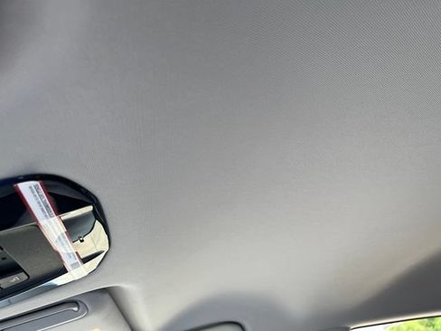 Used 2021 Toyota Venza LE AWD/4WD image 18