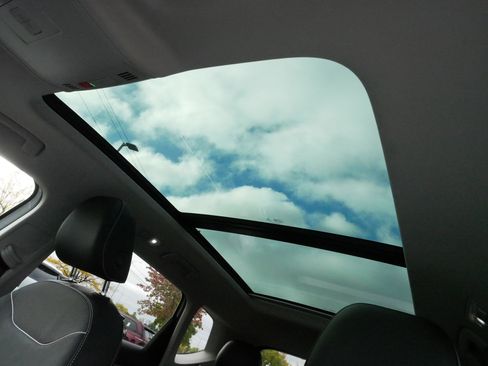 Certified 2023 Volkswagen Taos SE w/ Panoramic Sunroof Package image 34