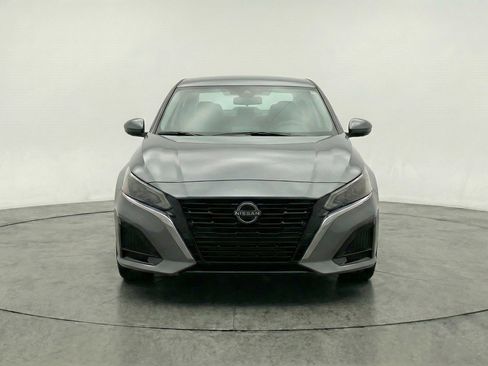 Used 2025 Nissan Altima 2.5 SV FWD image 2