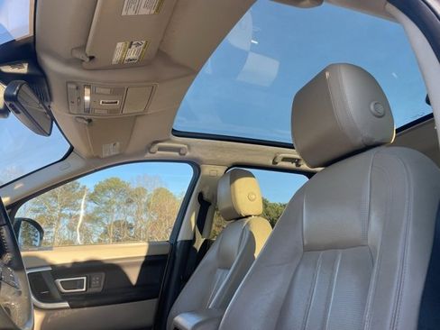 Used 2017 Land Rover Discovery Sport HSE image 3