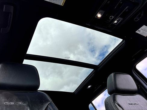 Used 2021 GMC Yukon XL Denali w/ Denali Premium Package image 23