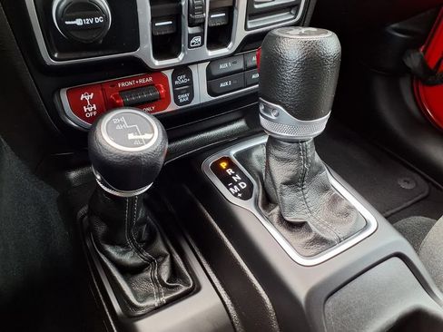 Used 2024 Jeep Wrangler Unlimited Rubicon AWD/4WD image 11