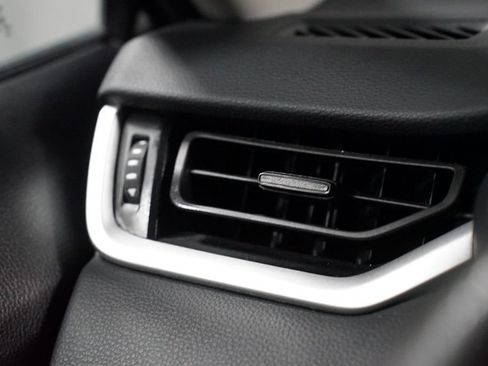 Used 2025 Toyota RAV4 XLE FWD image 25
