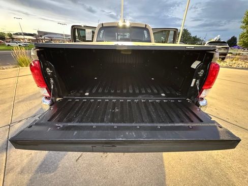 Used 2016 Toyota Tacoma SR5 w/ SR5 Appearance Package (SN) AWD/4WD image 27
