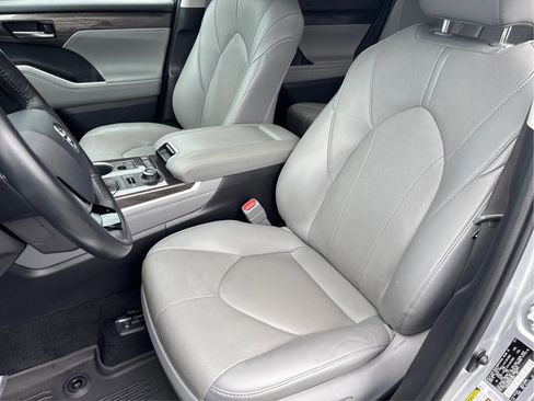 Used 2021 Toyota Highlander Limited image 13
