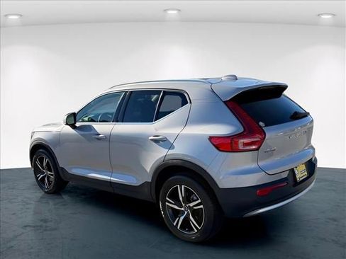 Used 2023 Volvo XC40 B5 Plus image 11