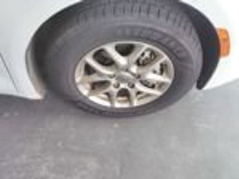 Used 2024 Chrysler Pacifica Touring-L FWD image 10