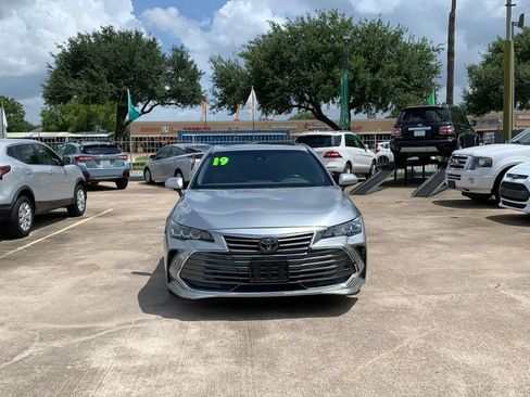 Used 2019 Toyota Avalon XLE w/ Moonroof Package FWD image 2