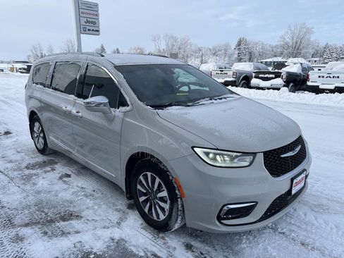 Used 2021 Chrysler Pacifica Limited w/ Premium & Safety Sphere Group image 4