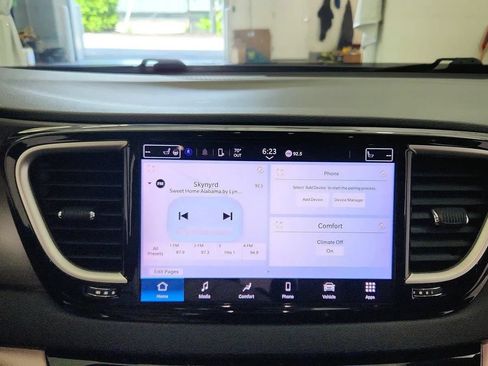 Used 2024 Chrysler Pacifica Touring-L FWD image 16