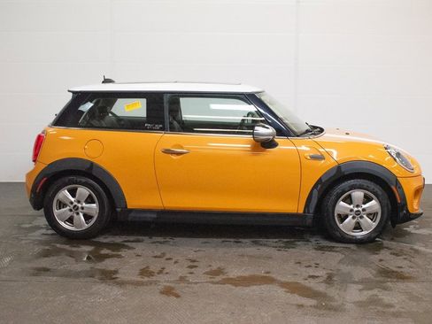 Used 2018 MINI Cooper 2-Door Hardtop image 3