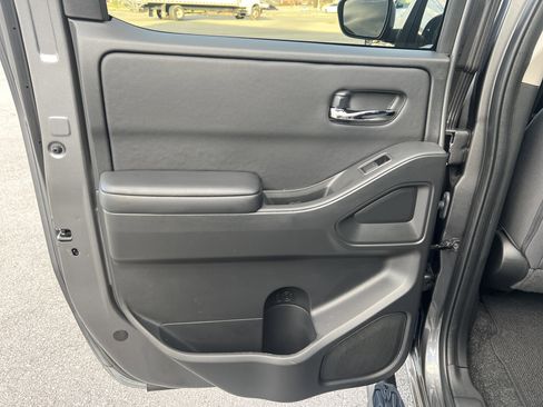 Used 2025 Nissan Frontier SV w/ SV Convenience Package image 17