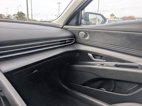 Used 2025 Hyundai Elantra SEL image 31