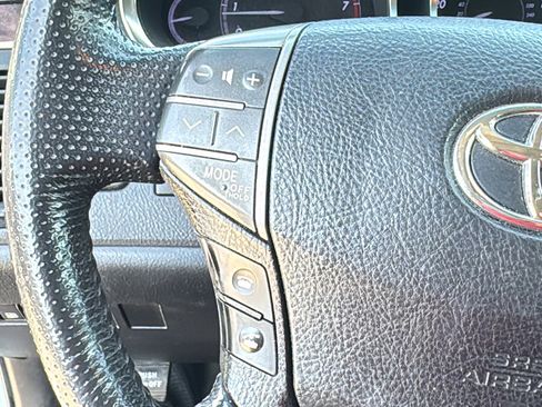 Used 2011 Toyota Avalon Limited image 22